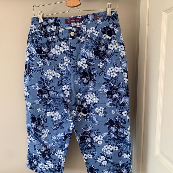 174.) CLEAR OUT Gloria Vanderbilt / Blue Floral  / Denim / Capris - Picture 8 of 8